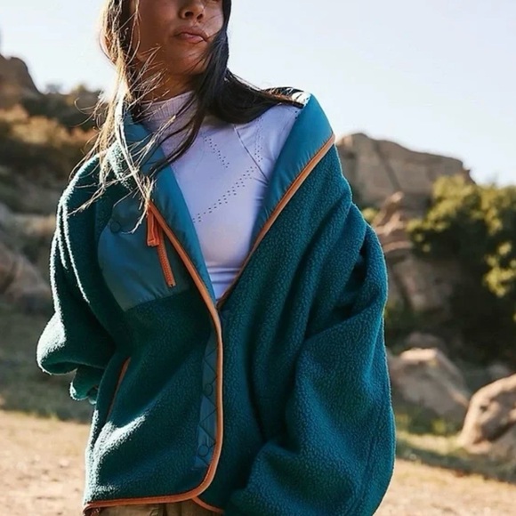 NWOT Free People Movement Hit The Slopes Fleece Shawl Jacket - Picture 3 of 4